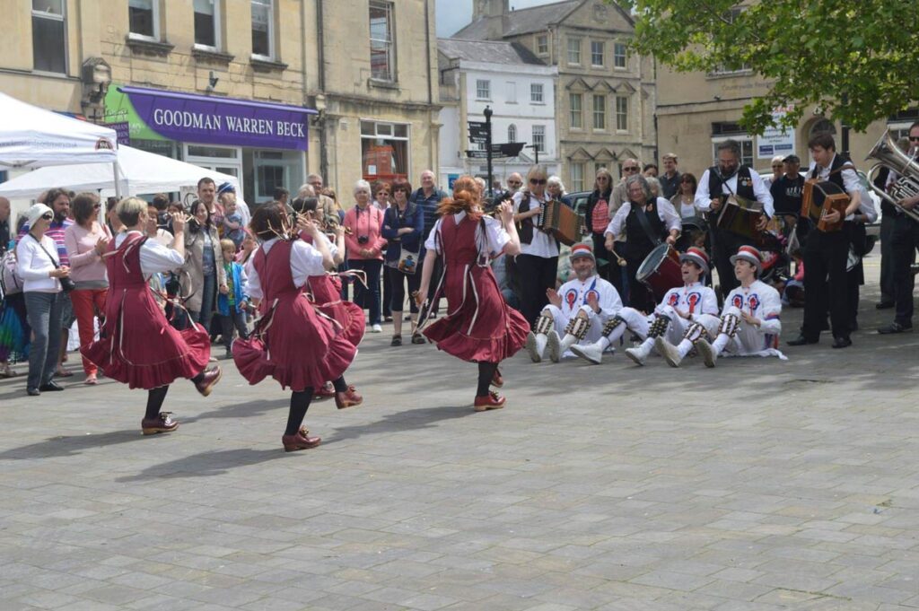 3 BBs decide to get a better view of the younger Chinewrde dancers ...