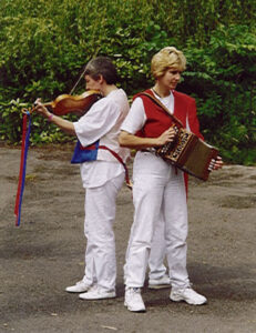 2 musicians, 5 legs - how do they do it?