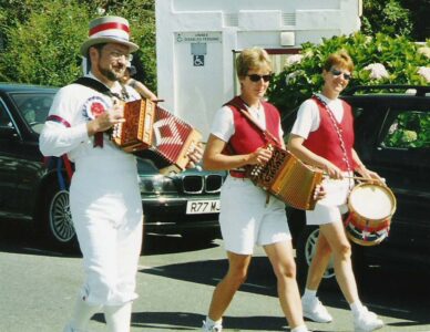 Regular musicians plus interloper for the Sum morning procession