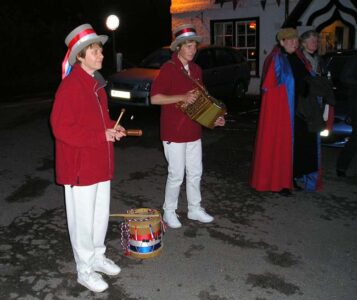 Thur 29 Apr, The Queens Oak - the cloak is uncovered and the season officially starts..