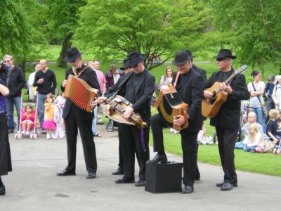 .... and Mortimer's excellent musicians