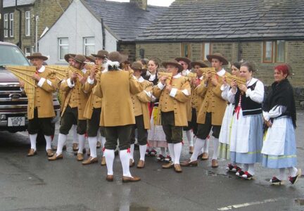The Italian side La Brianzola - all the fun you can have with Pan Pipes in a pub car park