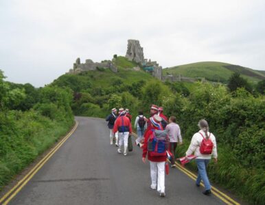 21 Jun - heading from the campsite to what's left of Corfe Castle ....