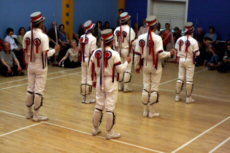 Sword dance .... (photo - Alan Cole © Musicfestivalphotos.co.uk)