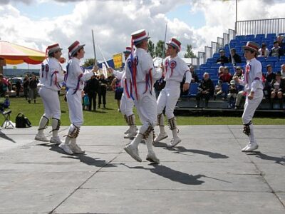 6 razorsharp swords - good job they're in the hands of 6 accomplished swordsmen/swordsboys 6 razorsharp swords - good job they're in the hands of 6 accomplished swordsmen/swordsboys