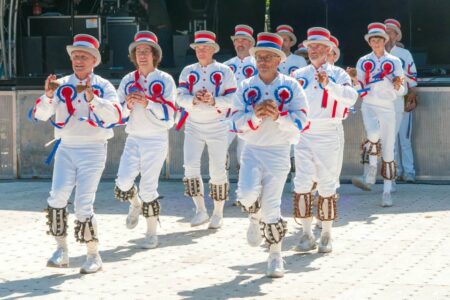 ... while the BB dancers go nuts ... ... while the BB dancers go nuts ...