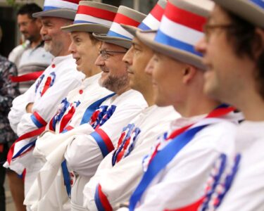 Attentive watchers - or start of 2 by 2? Attentive watchers - or start of 2 by 2?