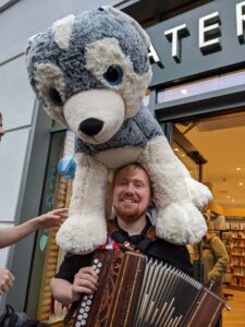 Tom played for Fools Gambit and found a new friend Tom played for Fools Gambit and found a new friend