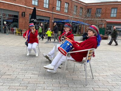 ... the musicians and Roy decide to take it easy... ... the musicians and Roy decide to take it easy...